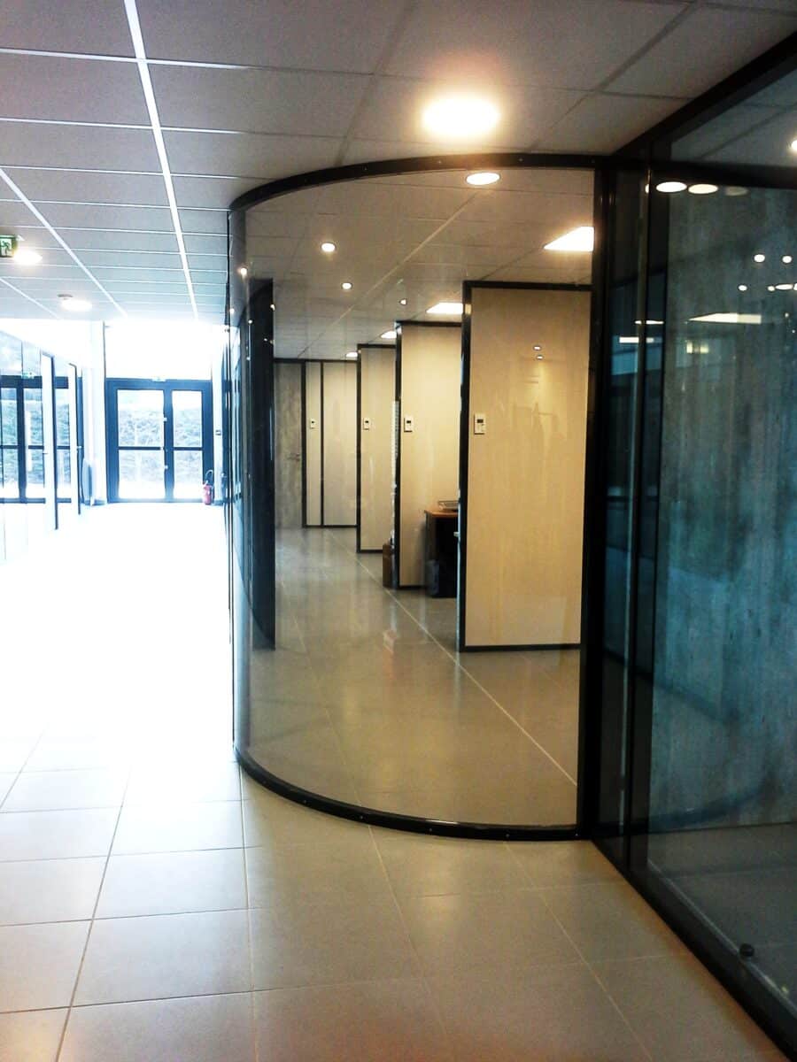 Cloison courbe, vitrée en Lexan clair de 6mm