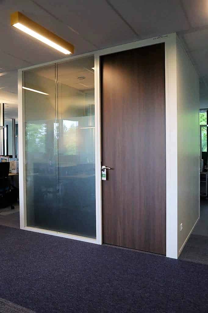 Bureau en cloison vitrée acoustique, sérigraphie dépoli, bloc-porte stratifiée toute hauteur.