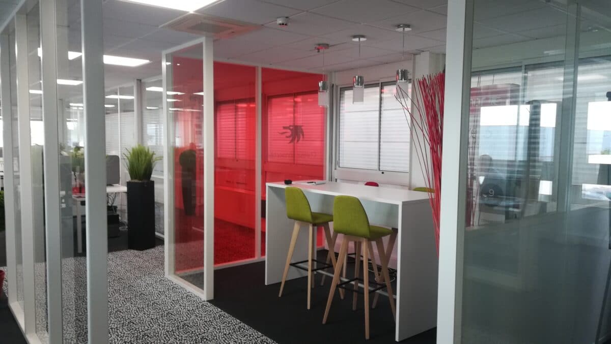 Aménagement d'un service marketing avec des cloisons vitrées en verre de couleur