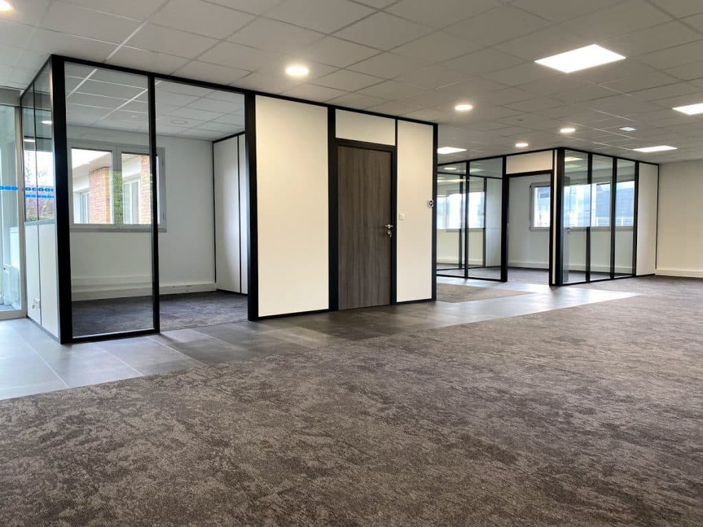 Aménagement de bureaux en cloisons modulaires pleines, vitrées toute hauteur et blocs-portes pleines, impostes pleines